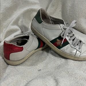 GUCCI White Sneakers with Red and Green Accents